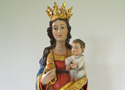 Gotische Madonna mit gravierter Bordüre